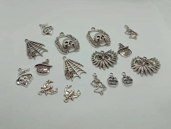 16pz misti ciondoli charms Halloween teschio zucca colore argento scuro bijoux - Immagine 1 di 1