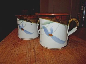 Juego de 2 tazas de café de gres de cerámica artística marrón azul hechas a mano firmadas como nuevas - Imagen 1 de 5
