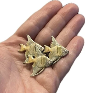 RARE VINTAGE GUILLOCHE ENAMEL BROOCH WITH 3 TROPICAL ANGEL FISH - Picture 1 of 5