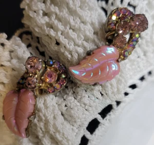 Orecchini Vintage Juliana D&E Rosa Rosa Perla Stampata Vetro Foglia Rosa AB Pietre - Foto 1 di 13