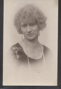 Mode  schöne   Frau mit lockigen  Haar Perlenkette  Ohrringe     alte Fotokarte - Bild 1 von 2