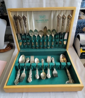 Винтажный посеребренный набор столовых приборов 1847 Rogers Bros в оригинальной деревянной коробке для хранения - Изображение 1 из 4