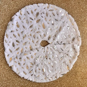 White Xmas Tree Skirt Faux Fur 29" W/Silver Feather Print Christmas Decor E1-457 - Picture 1 of 9