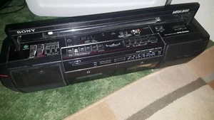 Vintage Boombox Sony CFS-DW30 AMFM Radio Doppio Pozzetto Lettore di Cassette Funziona alla grande! - Foto 1 di 4