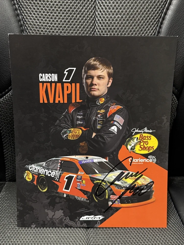 Tarjeta de héroe autografiada Carson Kvapil #1 Bass Pro Shops NASCAR serie Xfinity 2025 Foto 1 de 3