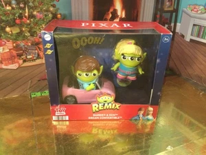Disney Pixar Alien Remix verkleidet als Barbie & Ken im Traum Convertible NEU Neu im Karton - Bild 1 von 11