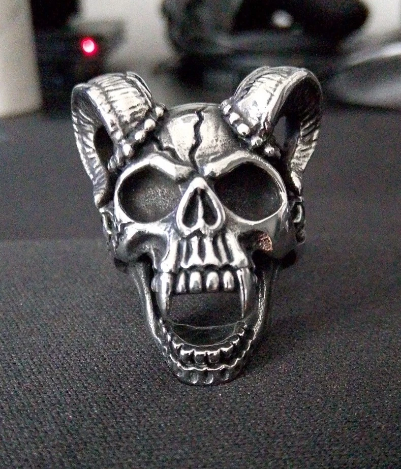 Anello Teschio Skull Vampiro Con Corna Da Caprone - In Acciaio - Immagine 1 di 4