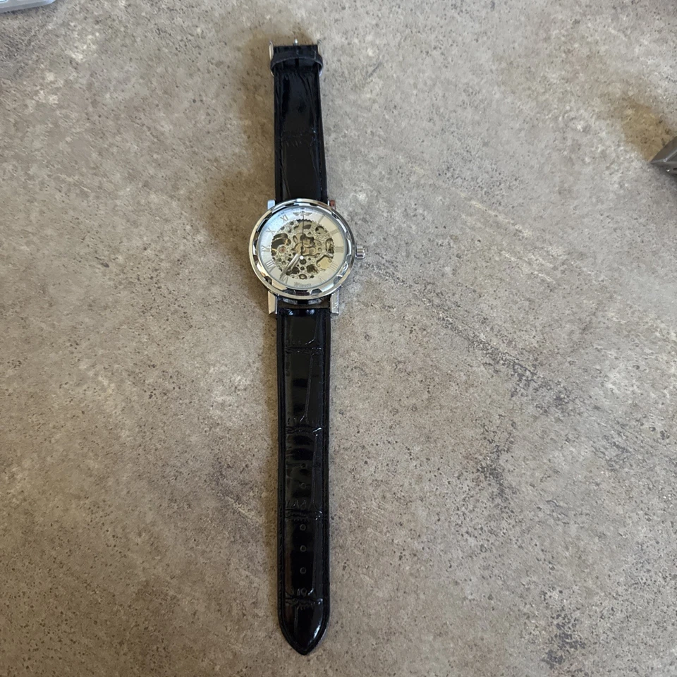 Reloj Hombre Winner Skeleton Mecánico Cuerda Analógico Tono Negro y Plateado Funciona Foto 1 de 4