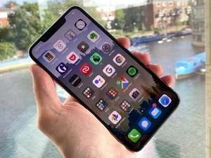 Téléphone iPhone 11 Pro Max débloqué 256go fonctionne très bien vitre arrière fissurée affectée N - Photo 1 sur 2