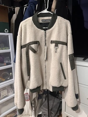 CHAQUETA BOMBER REESE COOPER EN VELLÓN SHERPA CREMA Talla L. $668 venta al por menor Foto 1 de 4