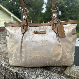 Coach Pferdekutsche East West Gallery Beuteltasche Schultertasche F16563 Champagner EUC - Bild 1 von 15