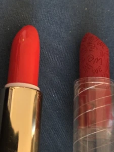 Lotto Rossetti Rossi Italia E Avon Rosso Nella Scatola - Foto 1 di 3