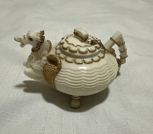 Nini Griffin handbemalte Miniatur Faux Teekanne Schmuckschatulle 4,5" x 3" - Bild 1 von 10