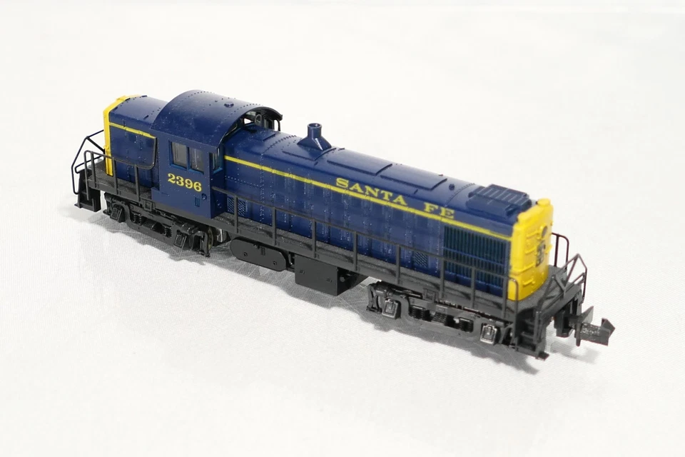 Atlas 4402 N Scale DC Diesel Locomotive Santa Fe 2396 ALCO RS-1 - Image 1 of 3