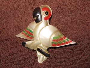 LUCITE BIRD BROCHE, ALFILER, PINTADO A MANO, LORO ESTILIZADO, BROCHE C, AÑOS 40 - Imagen 1 de 10