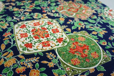 Tela de seda kimono japonés vintage, floral sobre seda crepé azul 160 cm (63") Foto 1 de 4