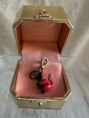 Ltd Ed Золотая коробка Juicy Couture SCOTTIE SCOTTY дьявол подвеска YJRU2331 наклейка - Изображение 1 из 4
