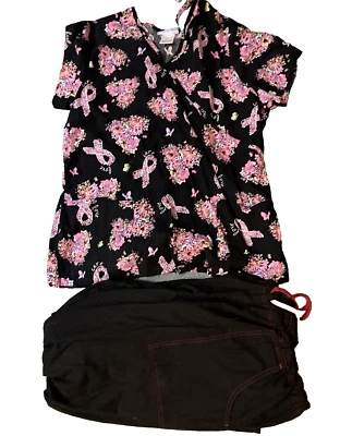 Exfoliantes para mujer L Smock Br. Top Cancer Awareness con pantalones negros con cordón Foto 1 de 4