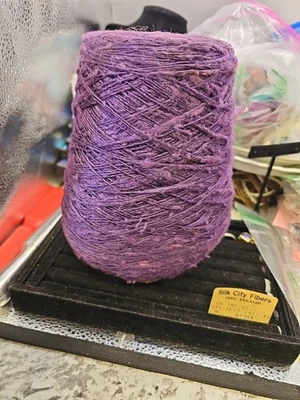 Hilo Amatista Oscura Rayón Slub On Cono Silk City Fibras Foto 1 de 4