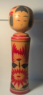Kokeshi de Teruyuki (firmado) con flores rojas -Muñeca japonesa de madera- 13 1/3" Foto 1 de 4