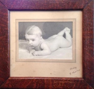 1947 oak framed baby photograph - Bild 1 von 2