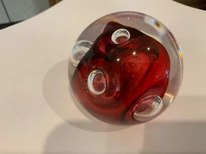 Rollin Karg Glaskunst signierter Briefbeschwerer rote Wirbel mit Blasen - Bild 1 von 7