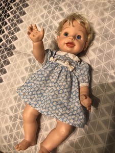 muñeca violeta interactiva precio