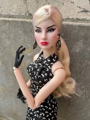 Integrity Toys Agnes Von Weiss 2015 Platinum Hair - Image 1 of 4