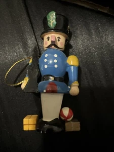 Vintage Holzspielzeug Soldat Figur Weihnachtsschmuck, blauer Mantel, schwarzer Hut, 3,5 Zoll - Bild 1 von 2