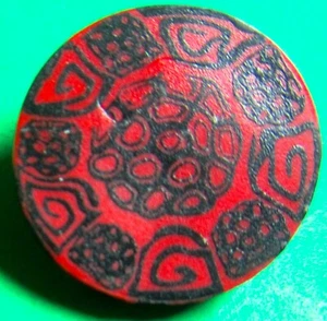 (1) 7/8" BLACK DESIGN ON RED FLEXIBLE PLASTIC? RUBBER? METAL SHANK BUTTON-J987 - Picture 1 of 2