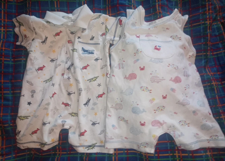 2 macacões kissy kissy 9mon talvez algumas manchas leves - Imagem 1 de 1