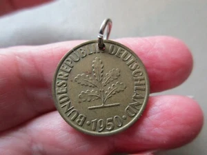 VINTAGE GOLDFARBEN DEUTSCH DEUTSCHLAND 1950 5 PFENNIG MÜNZE TOKEN ANHÄNGER CHARM ANHÄNGER ALT - Bild 1 von 2
