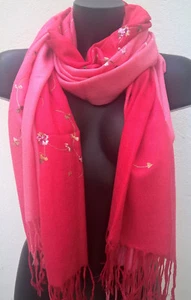 Echarpe rose brodée 178x70 cm Très bon état - Picture 1 of 3