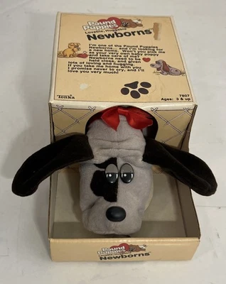 Vintage 1985 Tonka Pound Filhotes Recém-nascidos 7805 Cinza com Orelhas Pretas Arco Vermelho FOFO - Imagem 1 de 4