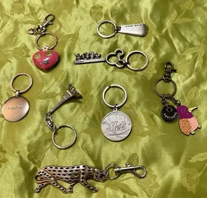 Menge 8 Emaille und Metall Schlüsselanhänger Nine West, Sakroots, Disney, Betsy Johnson - Bild 1 von 13