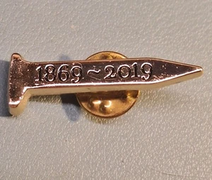 150TH ANNIVERSARY TRANSCONTINENTAL RAILROAD GOLDEN SPIKE SOUVENIR PIN - Bild 1 von 4