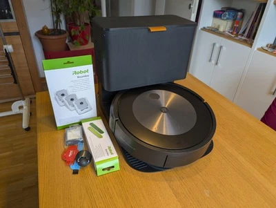 iRobot Roomba j7+ Saugroboter mit Automatischer Absaugstation - Graphit - Bild 1 von 4
