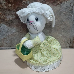 Handgefertigte Sockenhase Plüsch Puppe Haube Blumen Kleid mit Korb - Bild 1 von 11