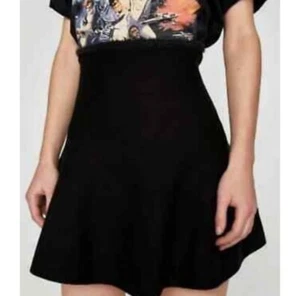 Minifalda negra de punto elástico con ribete de piel sintética de tiro alto talla S de ZARA - Imagen 1 de 5