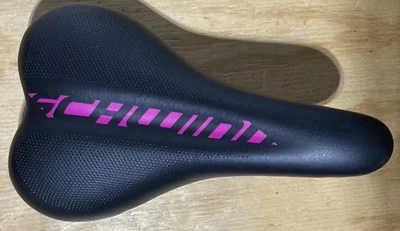 Asiento de bicicleta Schwinn rosa argyle y negro acolchado de poliuretano para damas Foto 1 de 4