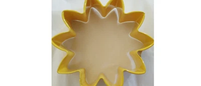 Cortador de galletas Wilton con flores amarillas en punta (Y1) Foto 1 de 3