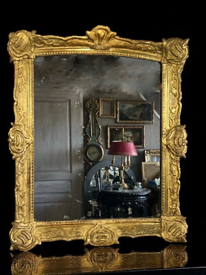 GRAND MIROIR XVIIIe EN BOIS SCULPTÉ ET STUQUÉ DORÉ AVEC GLACE AU MERCURE - Photo 1/4