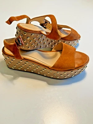 BRIAN ATWOOD 骆驼麂皮绒 Franki 露跟铆钉楔形凉鞋 尺码 9 M — 第 1/4 张图片