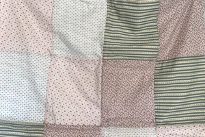 Manta acolchada hecha a mano para cuna de bebé rosa pastel floral retazos - Imagen 1 de 6