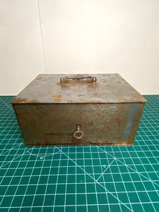 Antica antica robusta massiccia pesante salvadanaio circa 2 kg acciaio ruggine - Foto 1 di 14