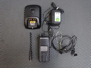 Motorola DP4800 Radiotelefon ręczny UHF z baterią, ładowarką, akcesoriami - Zdjęcie 1 z 6