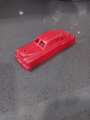 Cadillac de plástico rojo raro, con ruedas azules e imán de recogida en la parte inferior Foto 1 de 4