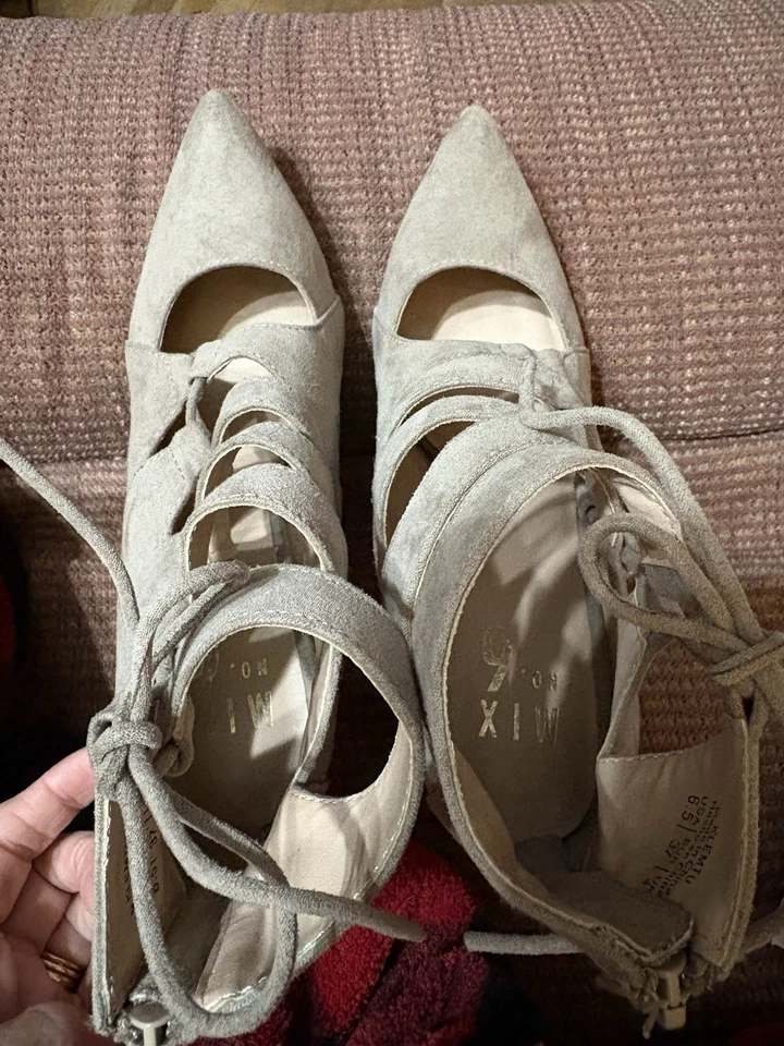 MIX NO. 6 Klemtu taupe ultra camurça com cadarço 4” salto alto 6,5  - Imagem 1 de 4