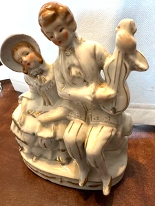 Estatuilla de pareja victoriana de colección con hombre tocando instrumento de cuerda pintura a mano de 7" - Imagen 1 de 7