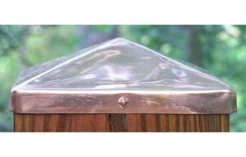 Acabados de tapas de poste de valla piramidal de cobre Std 4x4 (3 5/8" 92 mm) - pátina Foto 1 de 4